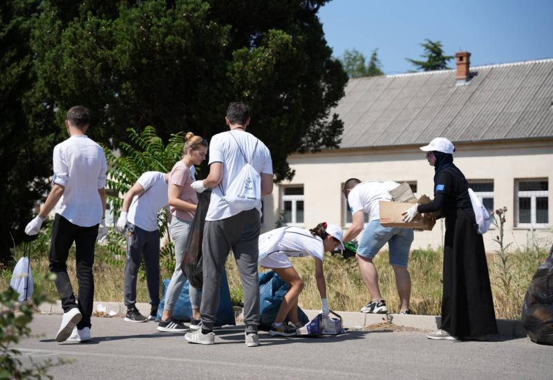Volonteri prikupljali otpad u Mostaru u okviru Coca-Colinog projekta Od izvora do mora